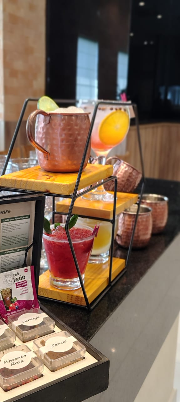 Torre de drinks com Moscow Mule e taças